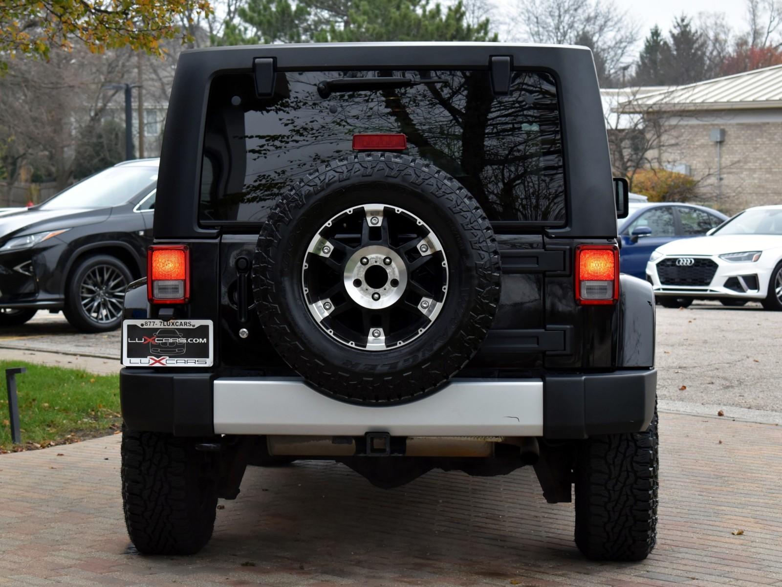 2012 Jeep Wrangler Unlimited Sahara photo 11