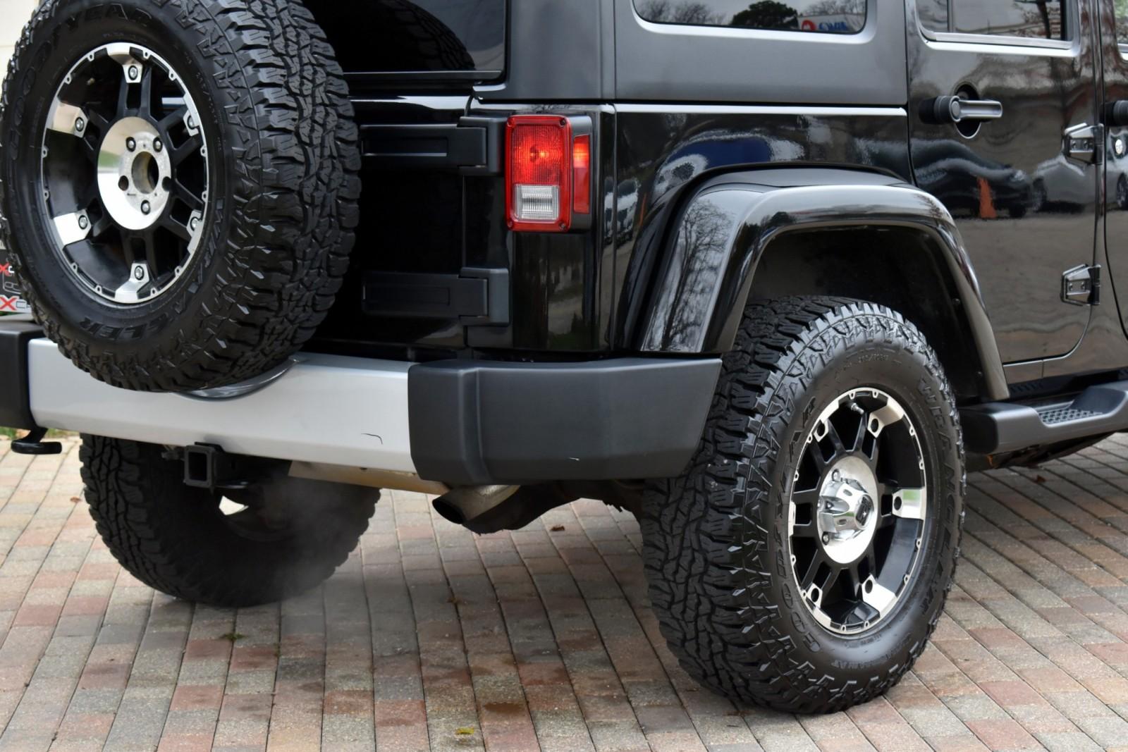 2012 Jeep Wrangler Unlimited Sahara photo 13