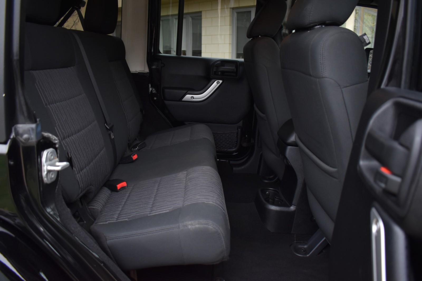 2012 Jeep Wrangler Unlimited Sahara photo 31