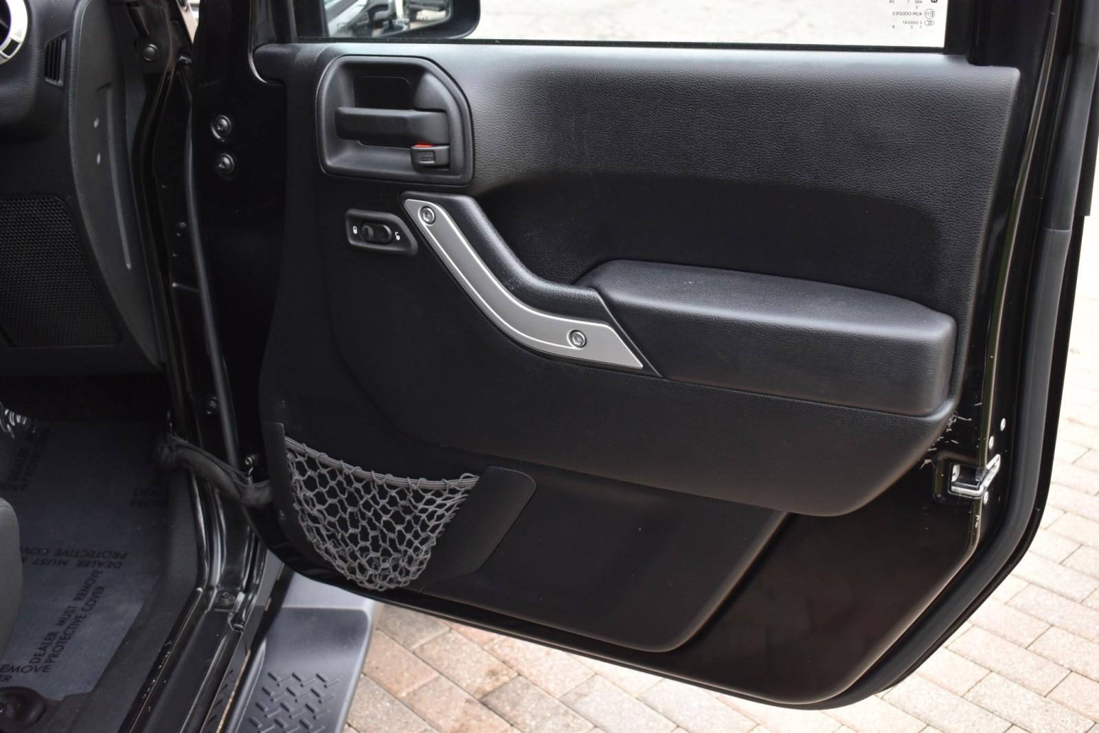2012 Jeep Wrangler Unlimited Sahara photo 32