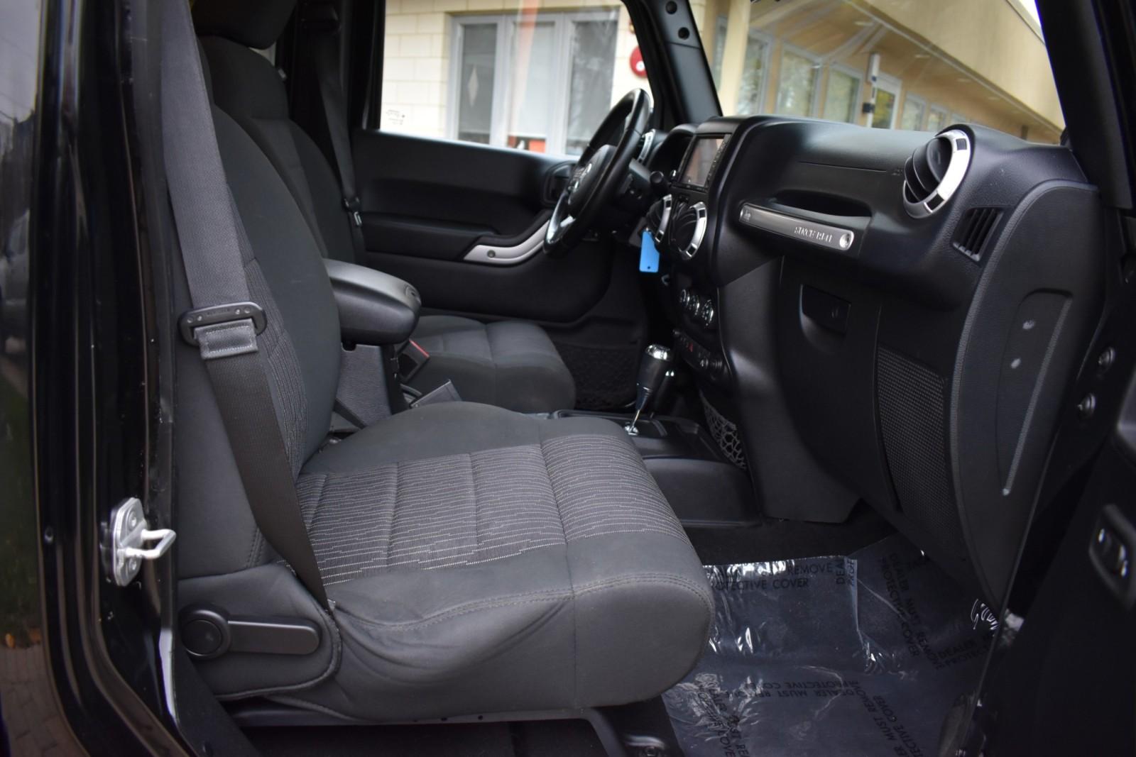 2012 Jeep Wrangler Unlimited Sahara photo 33