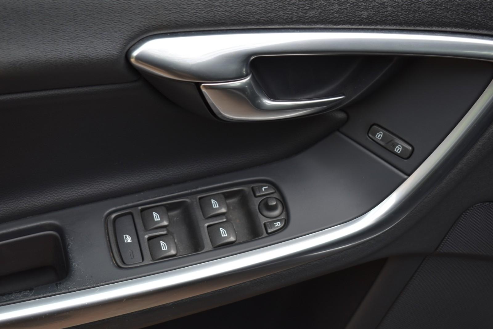 2016 Volvo V60 T5 Drive-E Premier photo 28