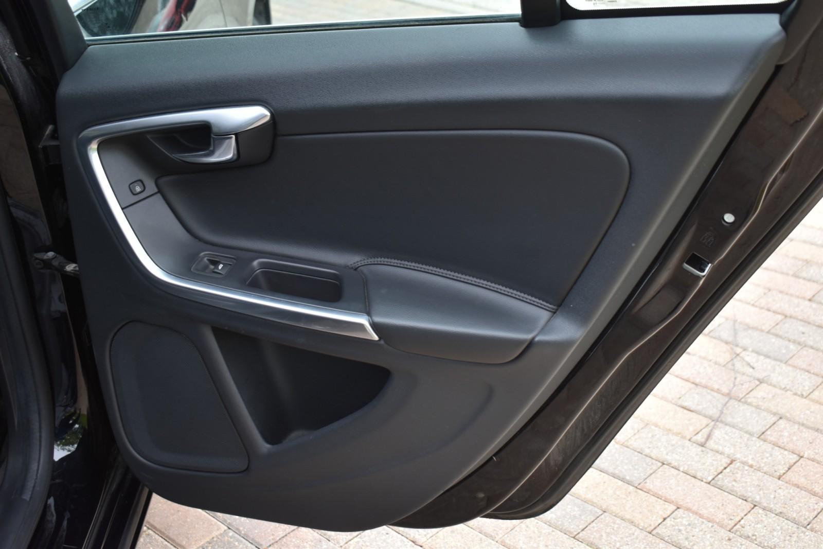 2016 Volvo V60 T5 Drive-E Premier photo 36