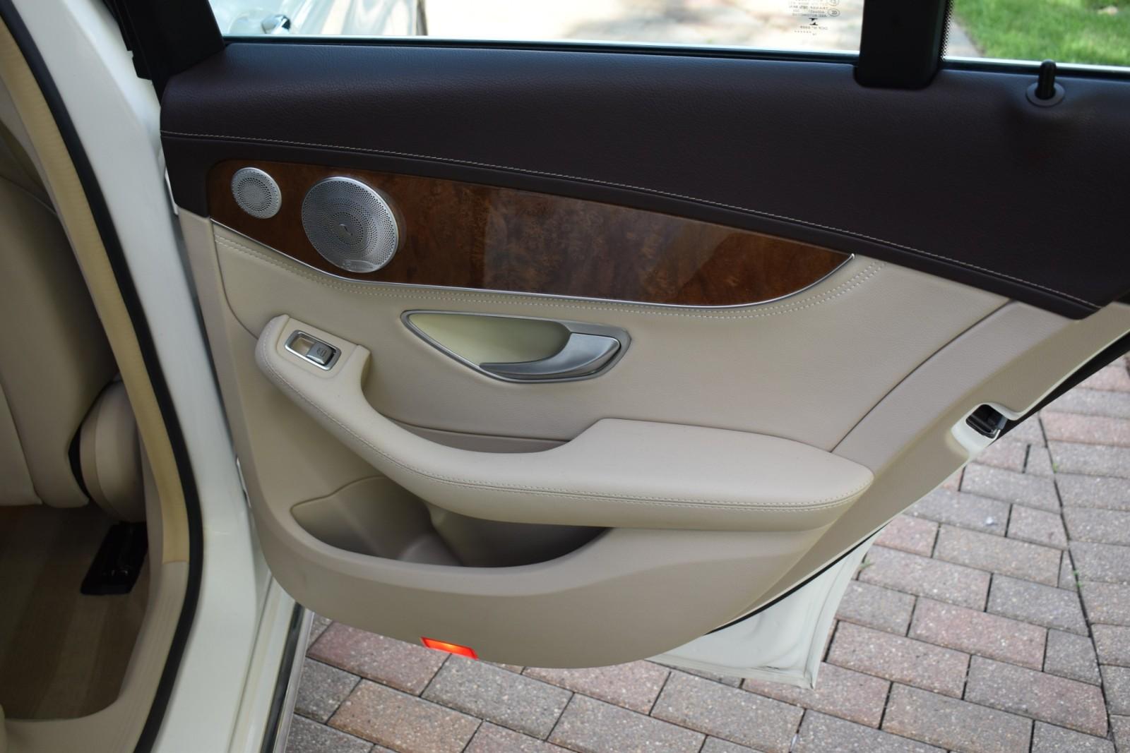 2015 Mercedes Benz C 300 photo 28