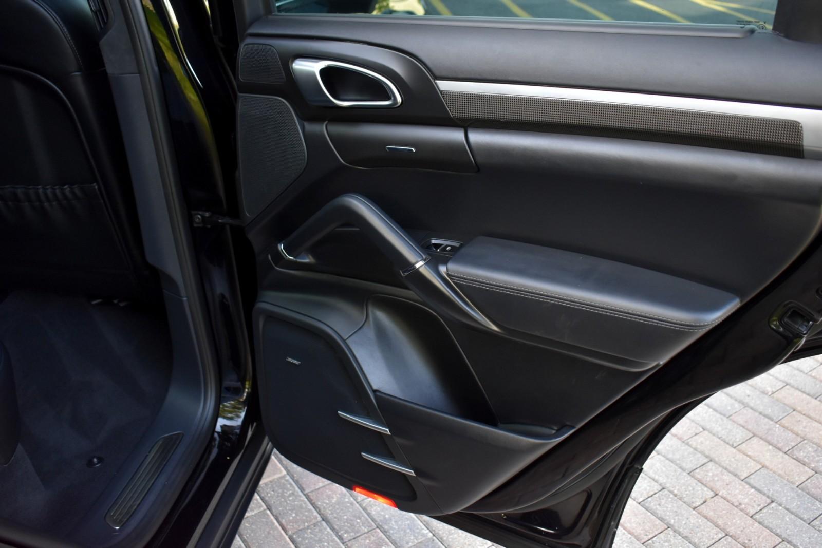 2014 Porsche Cayenne Turbo photo 35