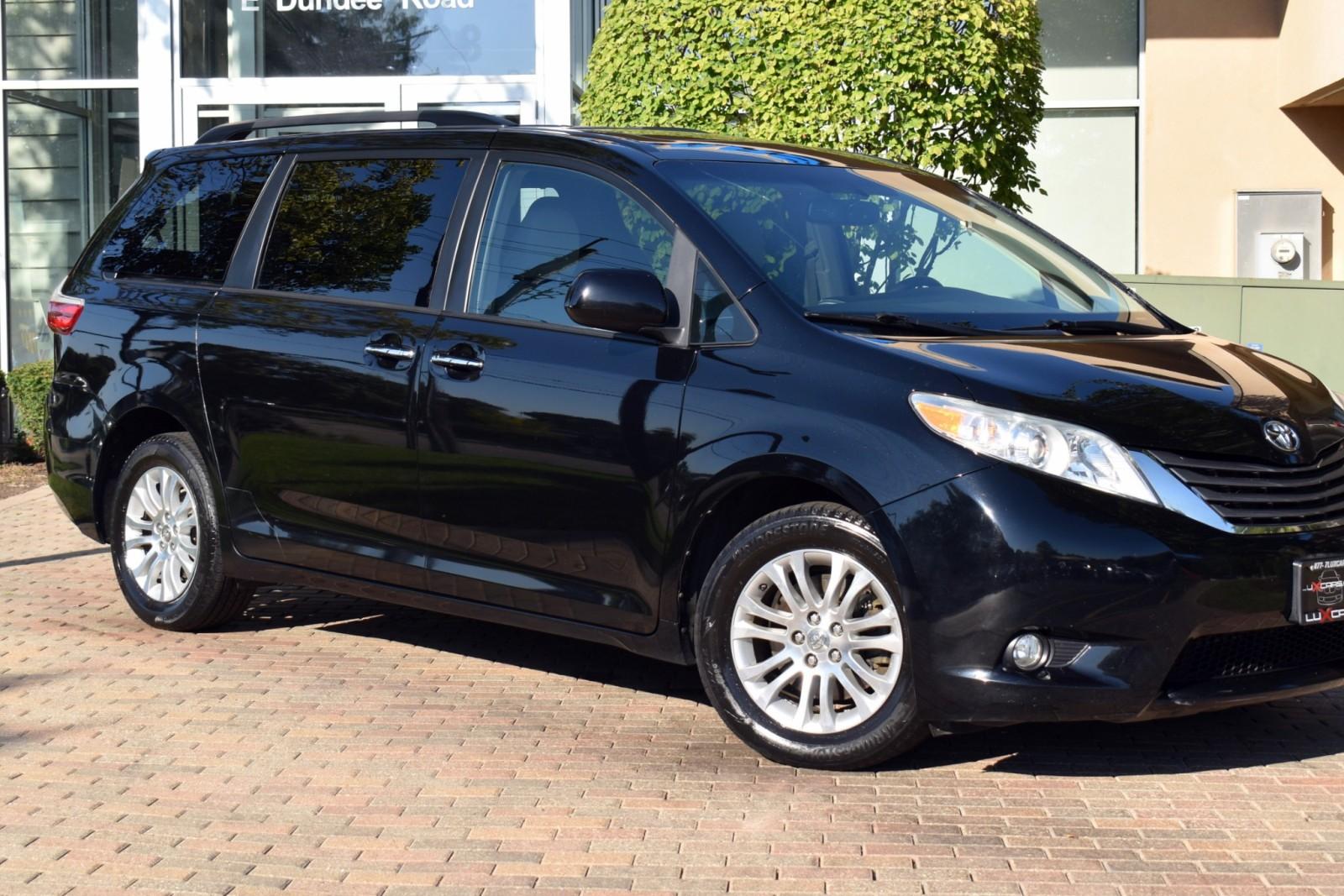 2015 Toyota Sienna XLE photo 3