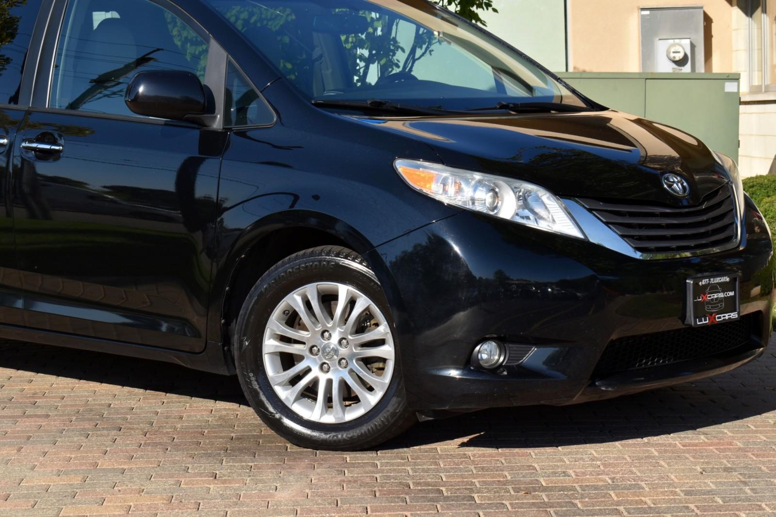 2015 Toyota Sienna XLE photo 4