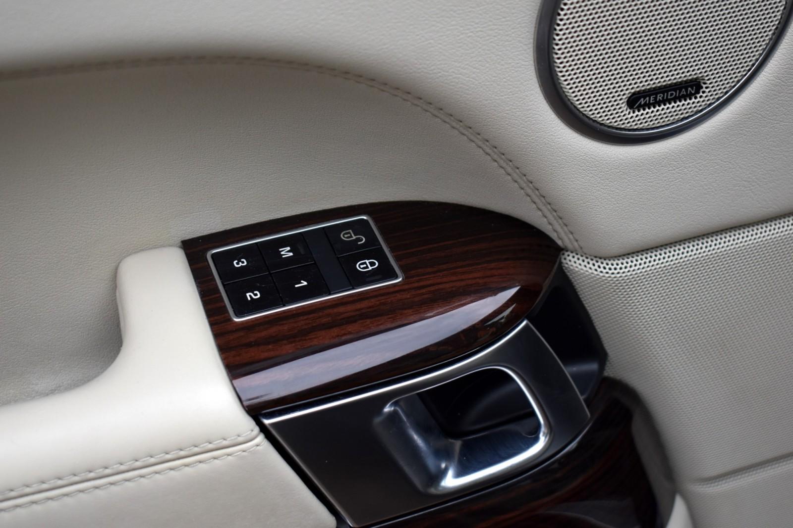 2014 Land Rover Range Rover HSE photo 32