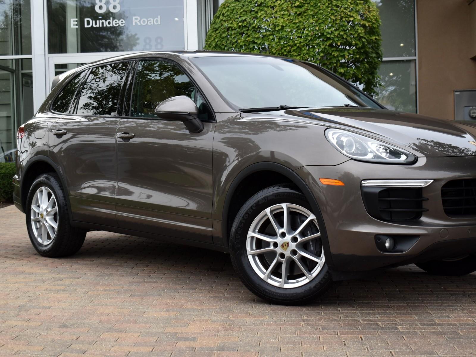 2016 Porsche Cayenne photo 2