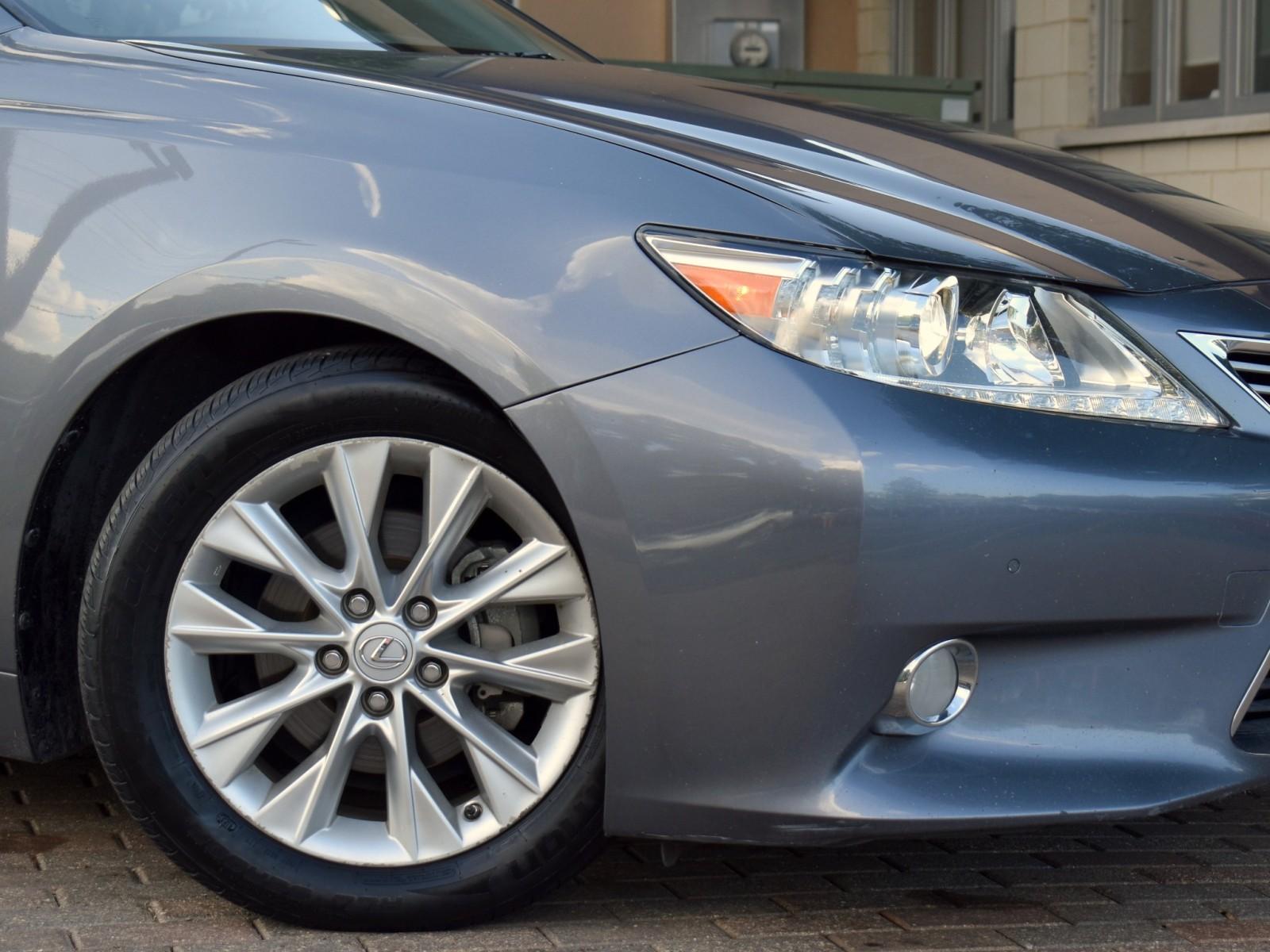 2013 Lexus ES 300h Luxury photo 4