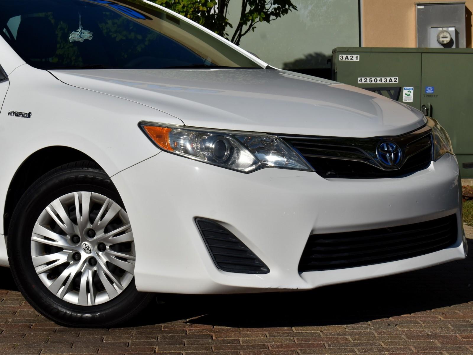 2012 Toyota Camry Hybrid LE photo 3