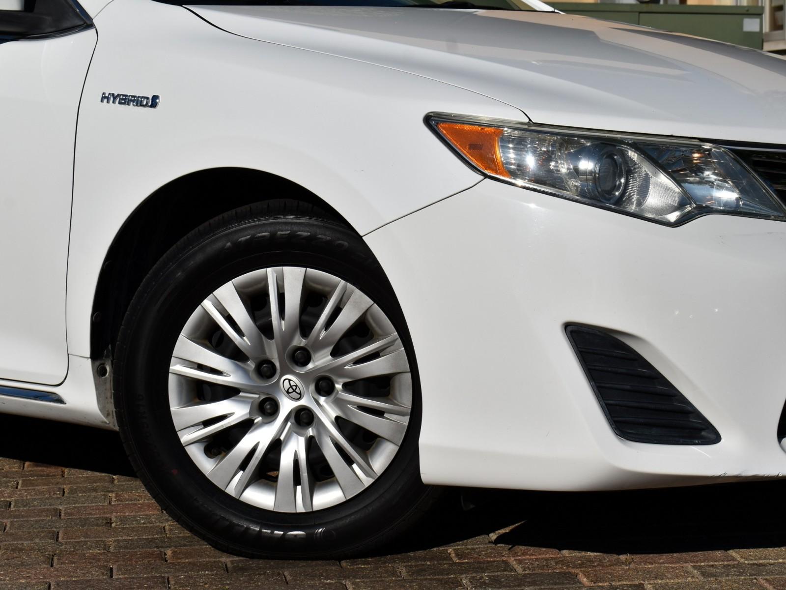 2012 Toyota Camry Hybrid LE photo 4